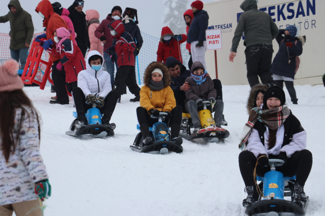 "Kepçeci abi küremesen olmaz mı" sözleriyle gündem olan çocuklar kayak merkezinde